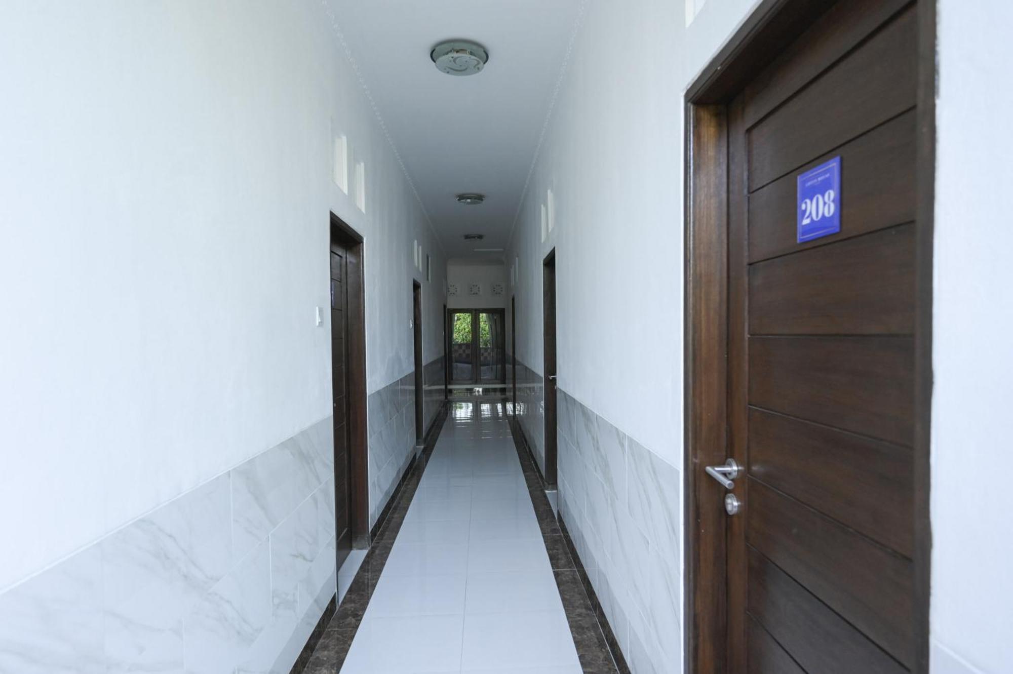 Reddoorz At Lotus House Guest house